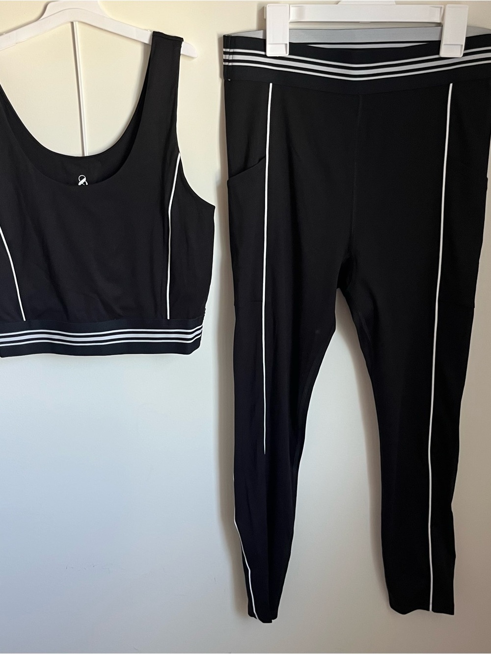 Lou & Grey Yoga Set Black and White Size Medium Sports Bra Leggings Pockets